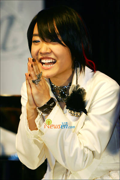 younha smiling
